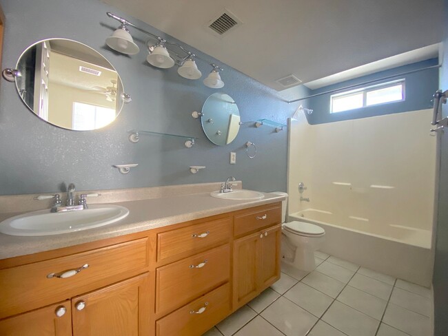 Building Photo - West El Paso 5bed Refrig A/C Home