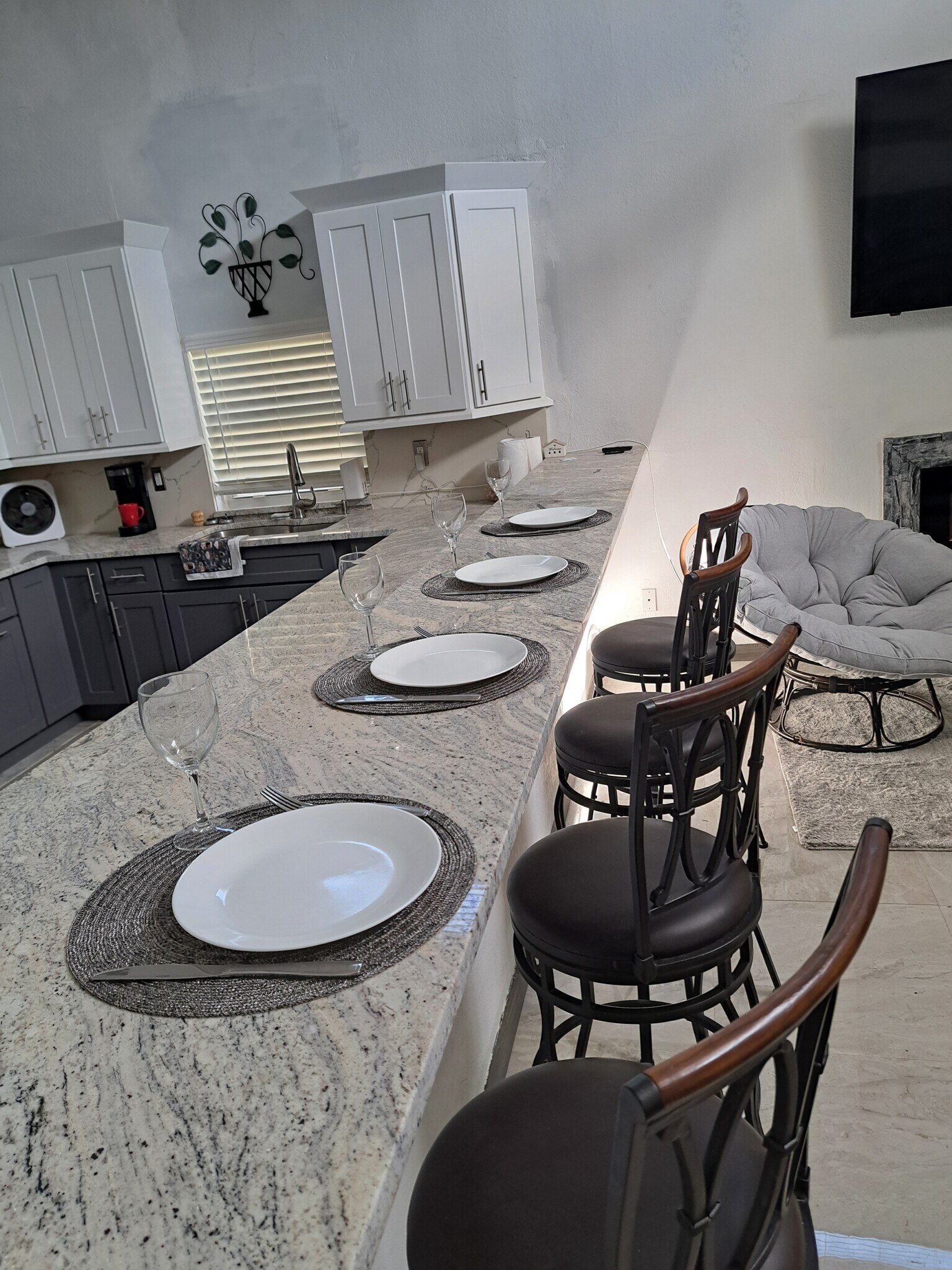 Dining area bar - 16825 89th Pl N