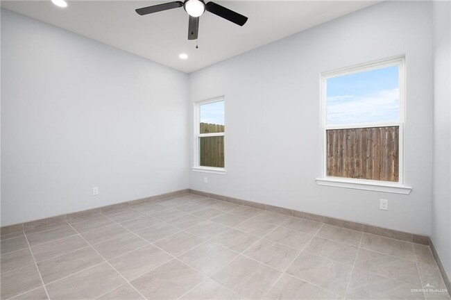 Building Photo - 2330 N Vly Cir