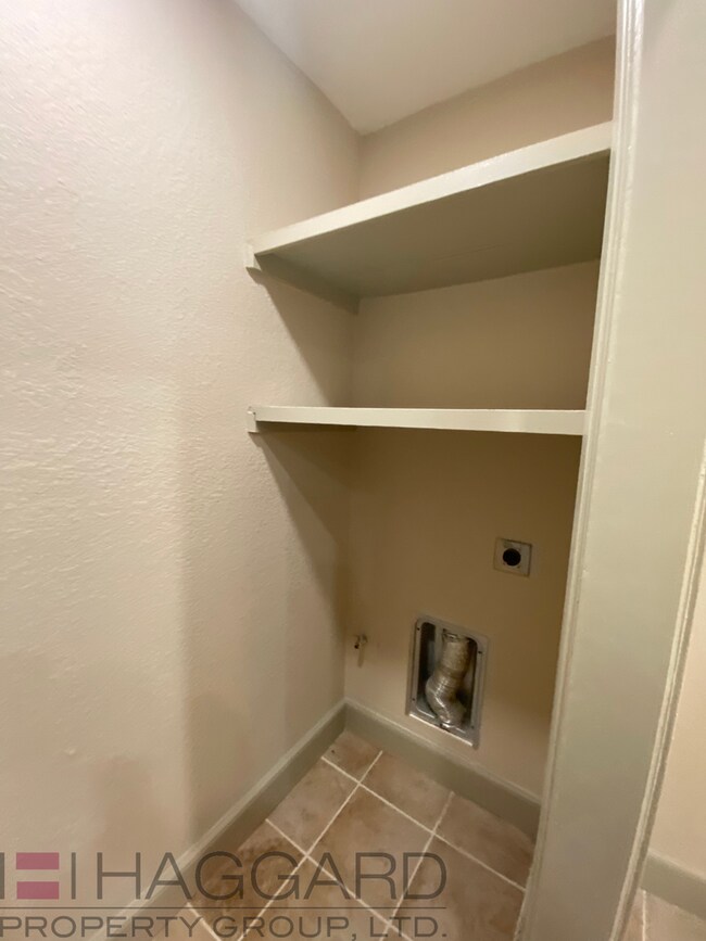 Building Photo - 3 bedroom 2 bathrooms