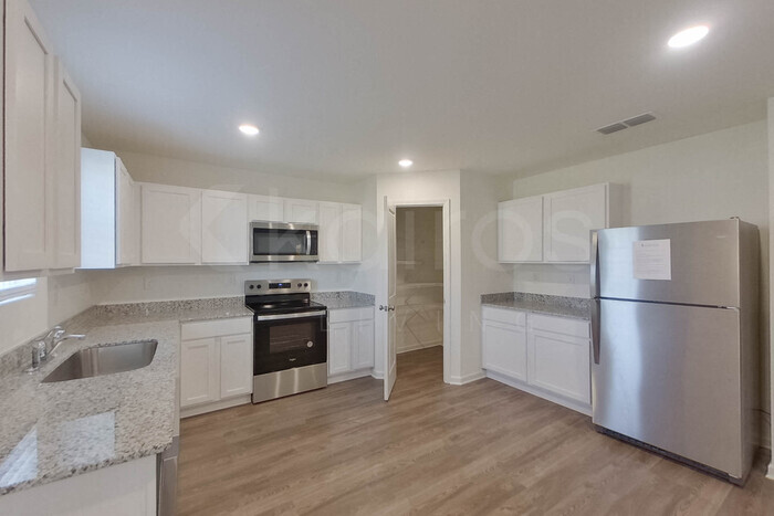 Building Photo - 109 Flat Rock Ml Trl