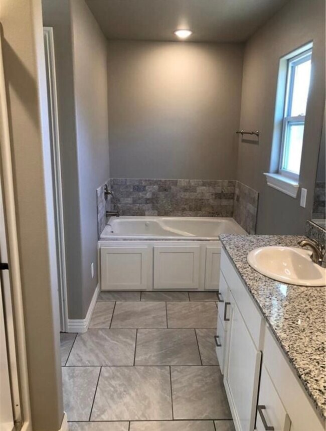 Building Photo - 746 Roselawn St