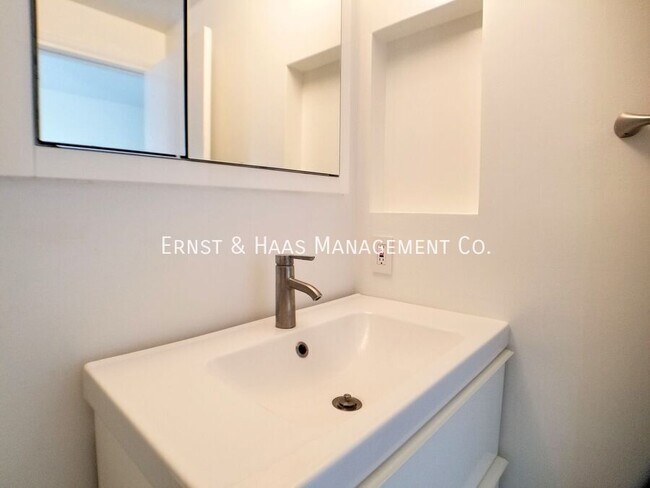 Building Photo - 730 W 4th St