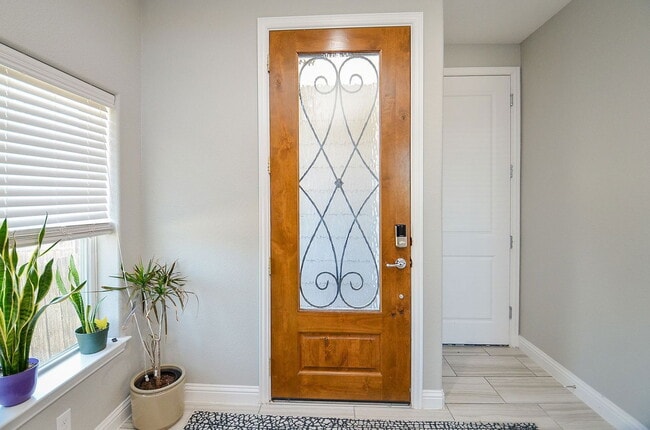 Building Photo - 1223 W 19th St