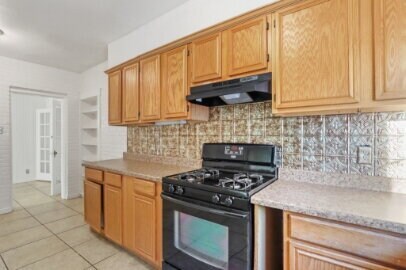 Building Photo - Beautiful Kern Place- 4 bedrooms, 3 baths and Refrigerated AC.