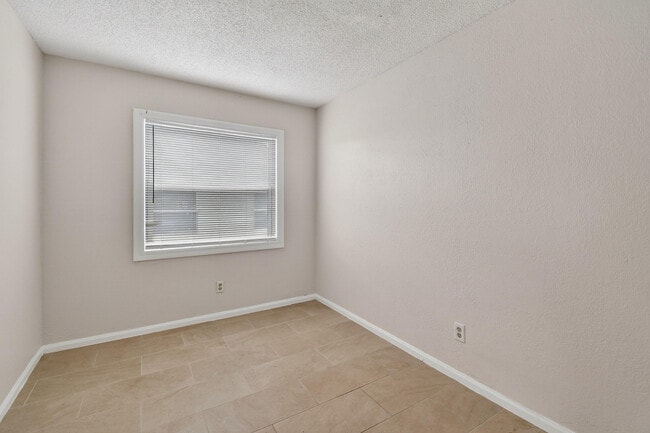 Building Photo - 1618 W 26th Ct