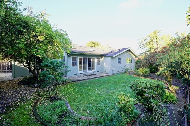 Building Photo - Loma Verde Home with Spacious Backyard, Great Neighborhood!