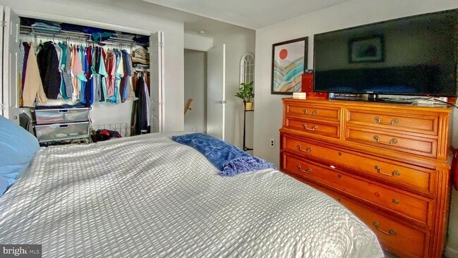 Building Photo - 4 W 1st Ave