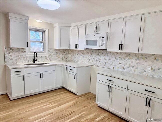 Building Photo - 413 Bridson St