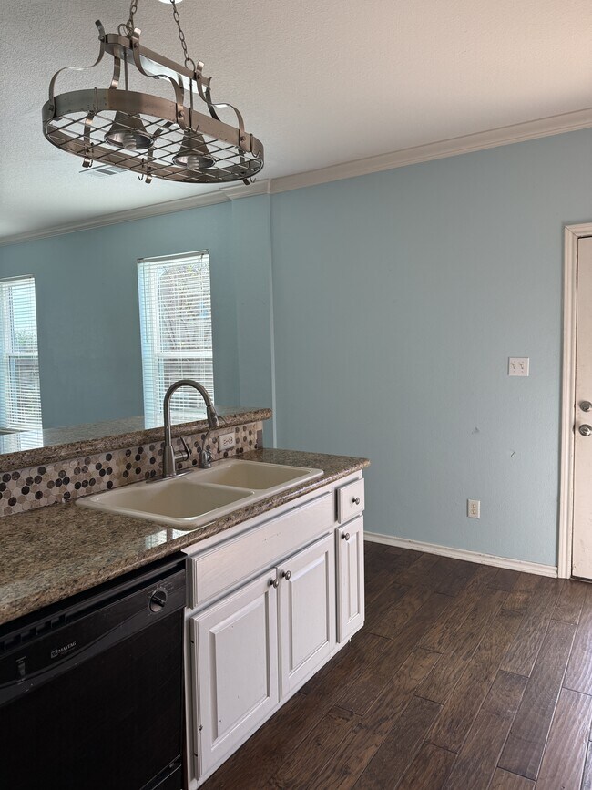 Building Photo - 1425 W Villa Maria Rd