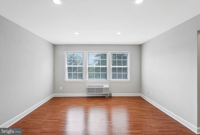 Building Photo - 1808 W Abingdon Dr