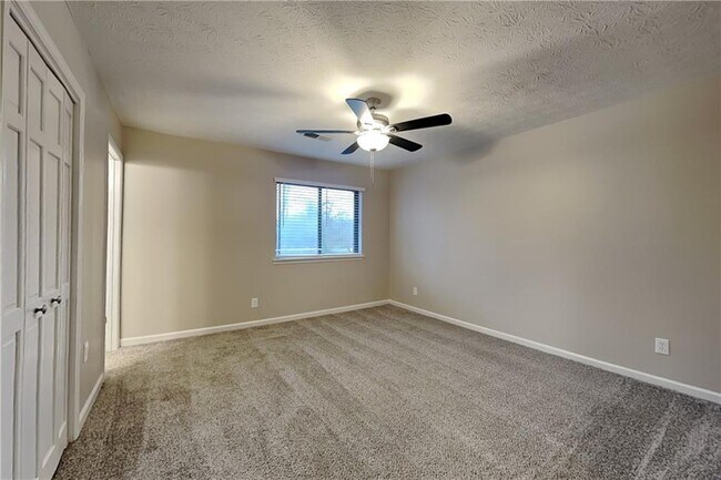 Building Photo - 2444 Mistletoe Ln SW