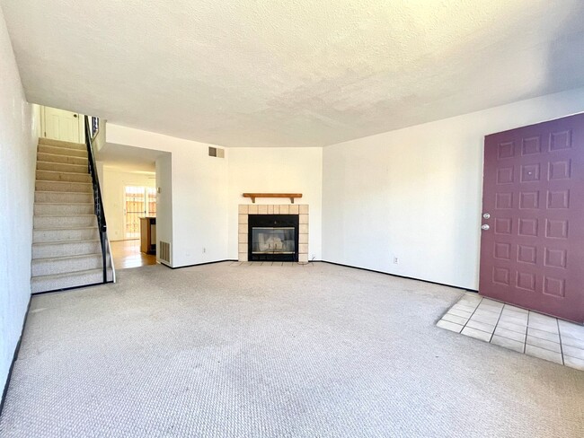 Building Photo - Cozy 2 Bedroom 2.5 Bathroom In The Heart of ABQ!