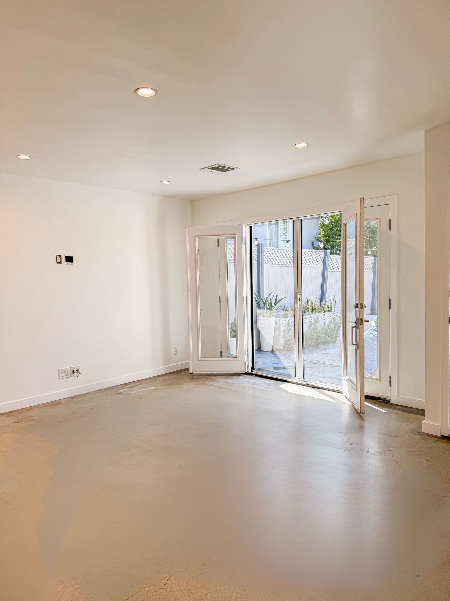 Building Photo - 3809 Floral Dr