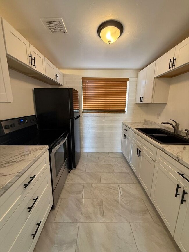 Building Photo - Townhome For Rent