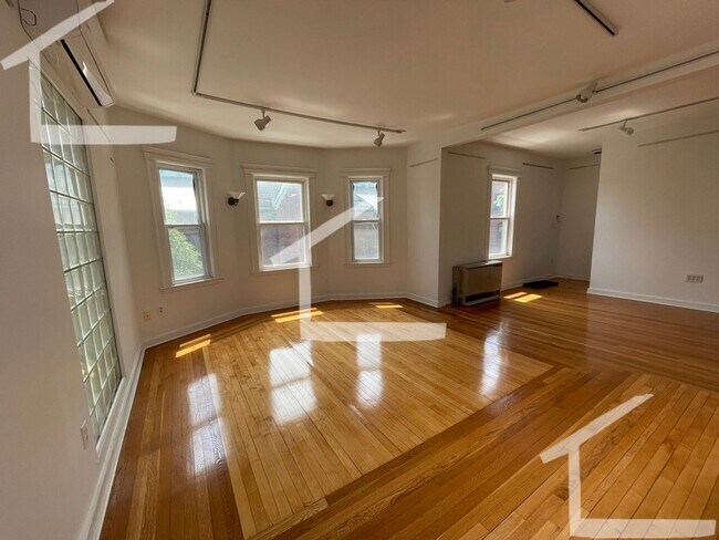 Building Photo - HOT CAMBRIDGE LISTING!!!!!