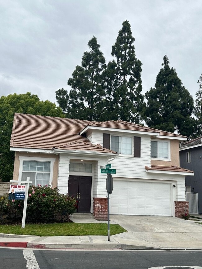 Building Photo - Stunning 3 Bed 3 Bath Duplex in Placentia with Open Floor Plan and Vaulted Ceilings.