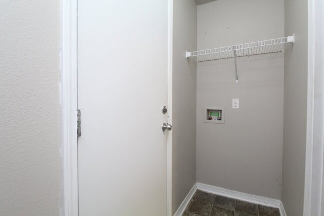 Building Photo - Coming 10/17 – 3BR/2BA with Fenced Yard in...
