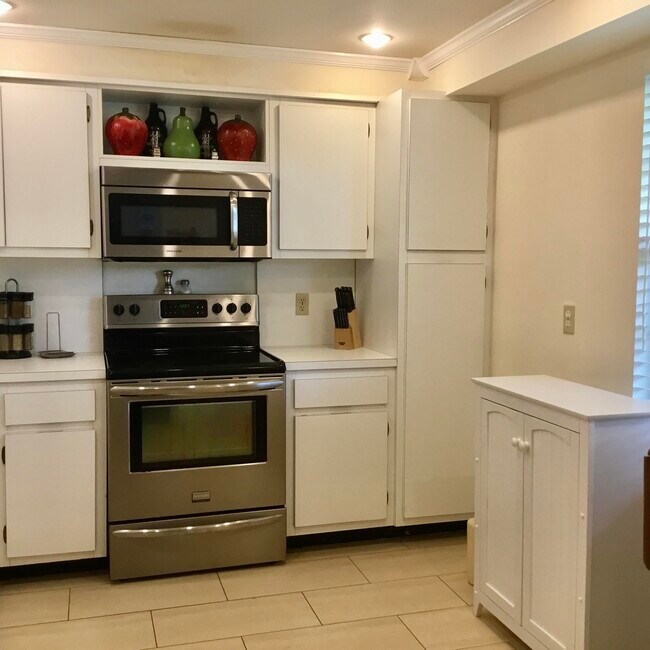 Building Photo - 4007 N Cypress Dr