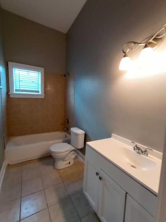 Building Photo - Single Family Home- 2 BR/2BA in Upper Mid-...