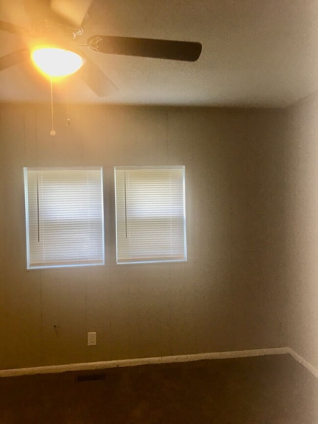 Building Photo - Cute 2 Bed/1 Bath HOUSE w/ yard!!