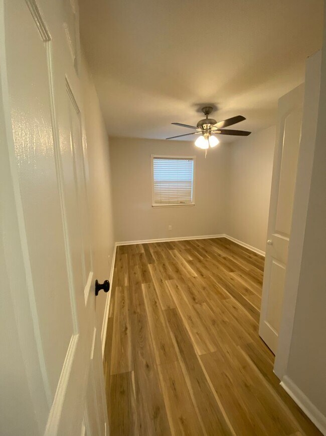 Building Photo - 1504 Oakwood Ave NE