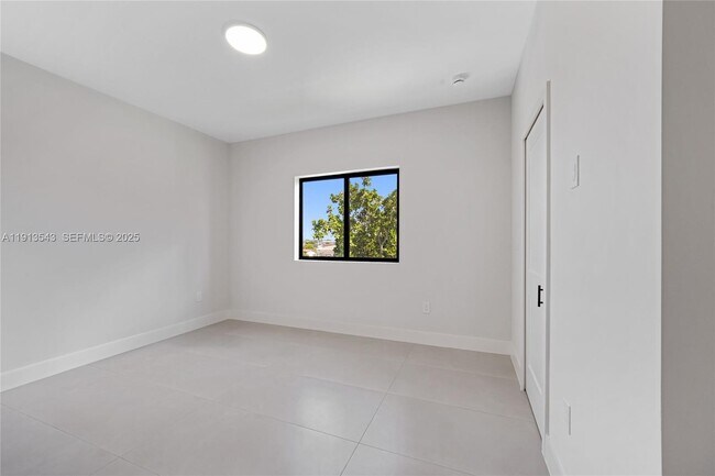 Building Photo - 4313 E 8th Ct