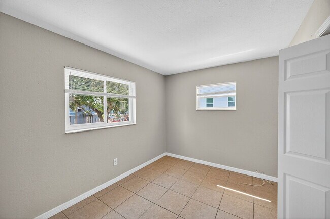 Building Photo - Spacious 2 bed apartment with fenced courtyard, parking, payment plans available for security dep...