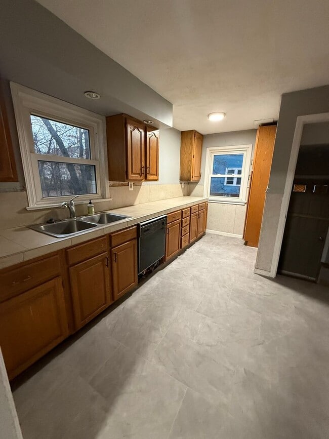 Building Photo - 3bd Single Lee/Harvard Section 8