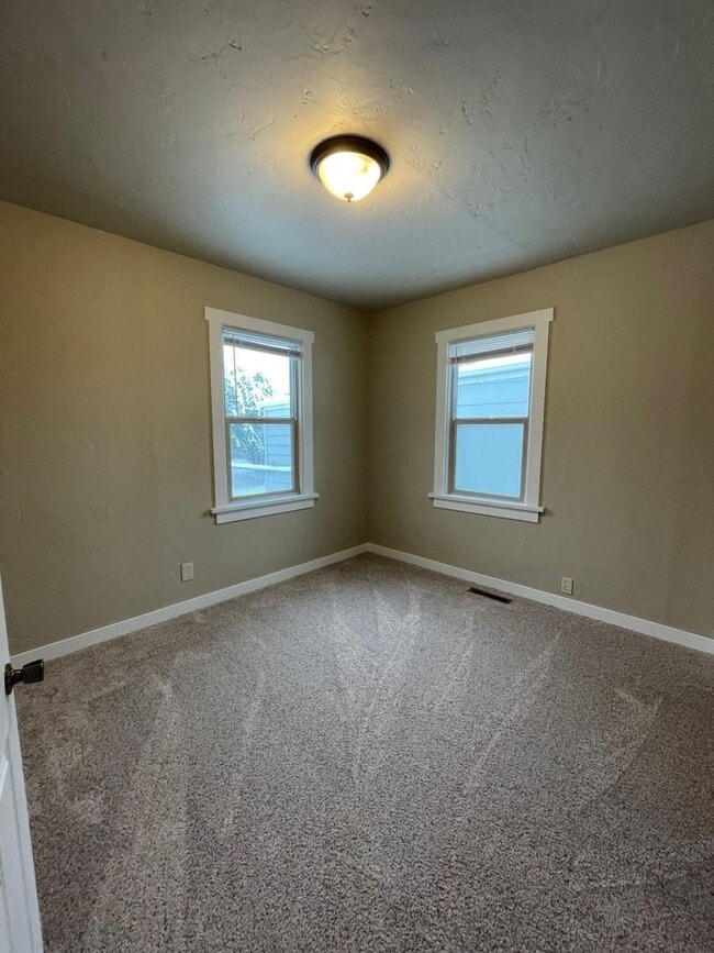 Building Photo - Charming Newly Remodeled 2 Bed/ 1 Bathroom Home!