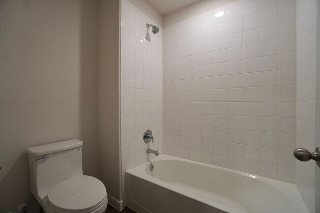 Building Photo - 115 Bethpage Dr