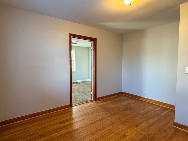 Building Photo - 305 Stonewall Ave