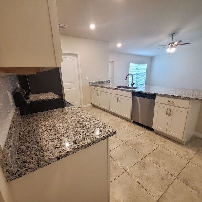 Building Photo - Charming 4-Bedroom 2 Bath Retreat with Mod...