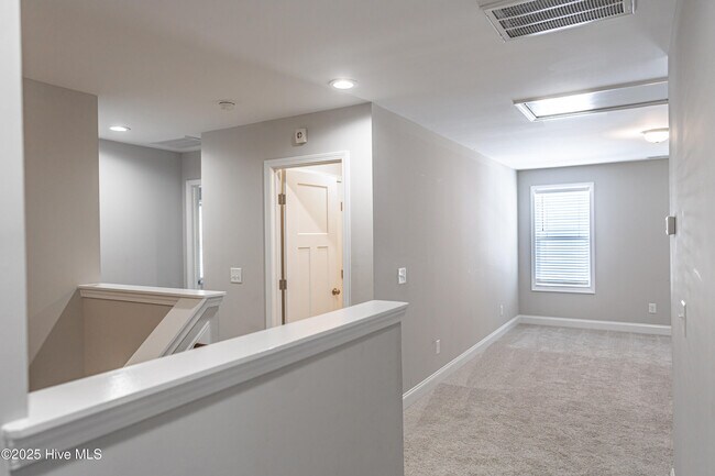 Building Photo - 412 Palisades Dr