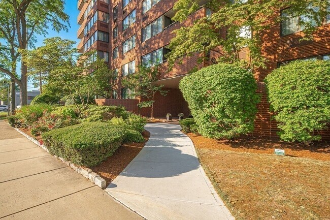 Building Photo - 77 Adams St