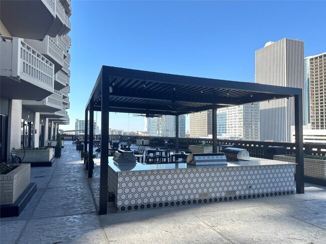 Building Photo - 2016 Main St