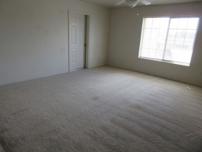 Building Photo - Move-In Discount -- 2 bedroom - 2 bath With Garage!