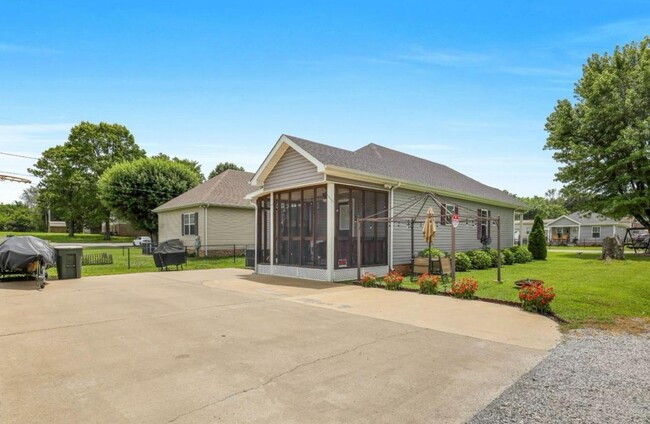 Building Photo - 397 W McGlothlin St