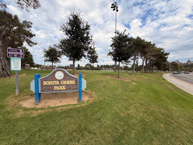 Building Photo - Beautiful 3 Bedroom, 2.5 Bathroom Newport ...