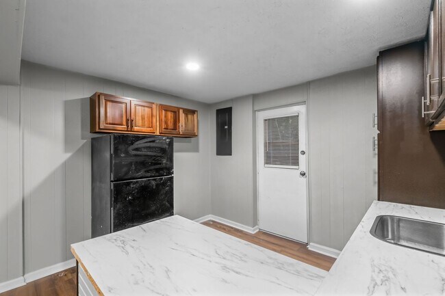 Building Photo - 3100 Fern Valley Dr SW
