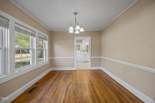 Building Photo - 302 W Main St