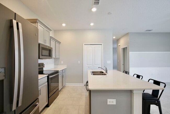 Building Photo - Former Model Townhome for Rent – Winter Ga...