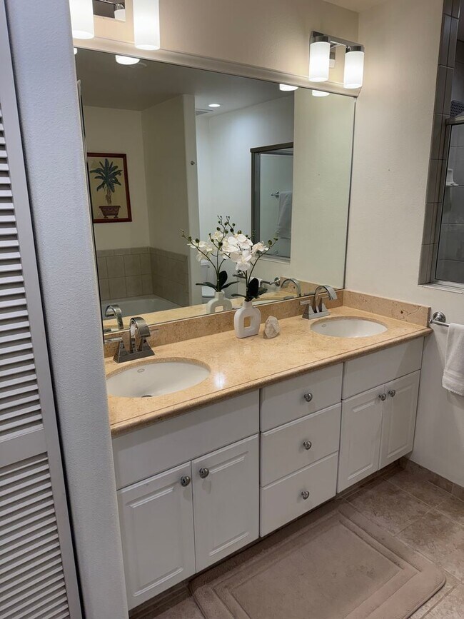 Building Photo - Luxurious Fully Furnished Long-Term Townhome Rental