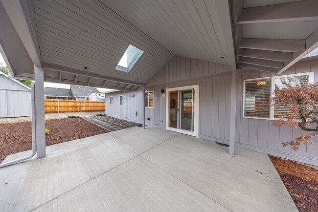 Building Photo - 5 bedroom home in Orchards - RV Parking - Central Air