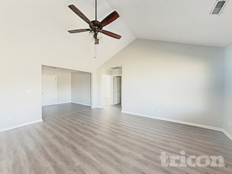 Building Photo - 901 Laramie Ct