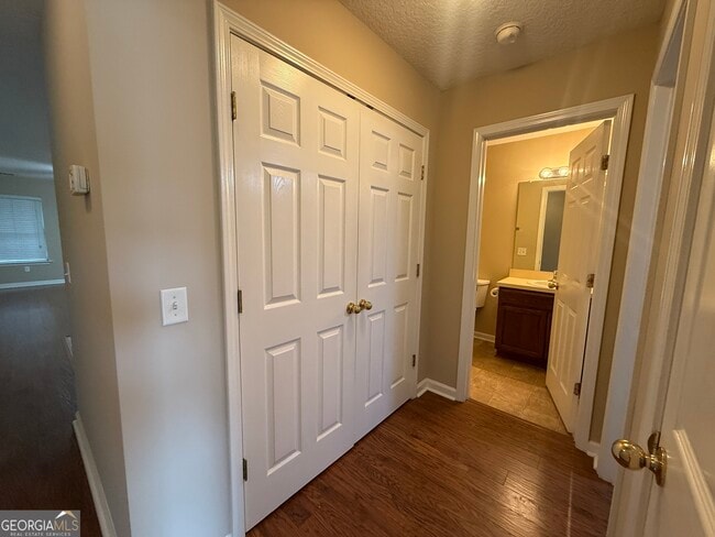 Building Photo - 8002 Towne Pk Dr