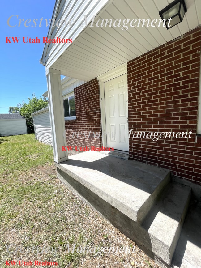 Building Photo - 452 E Lambourne Ave
