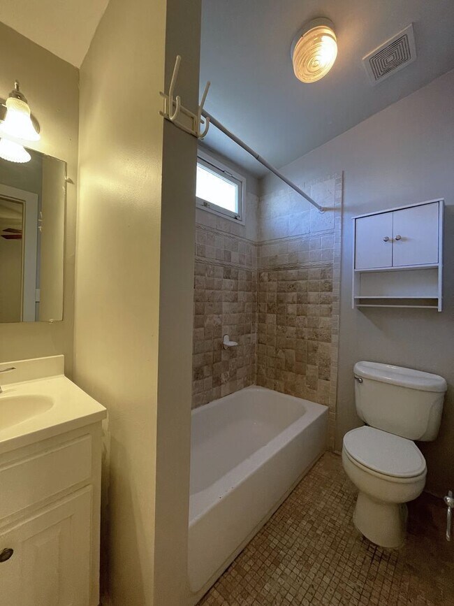 Building Photo - 882 Walnut St Ln