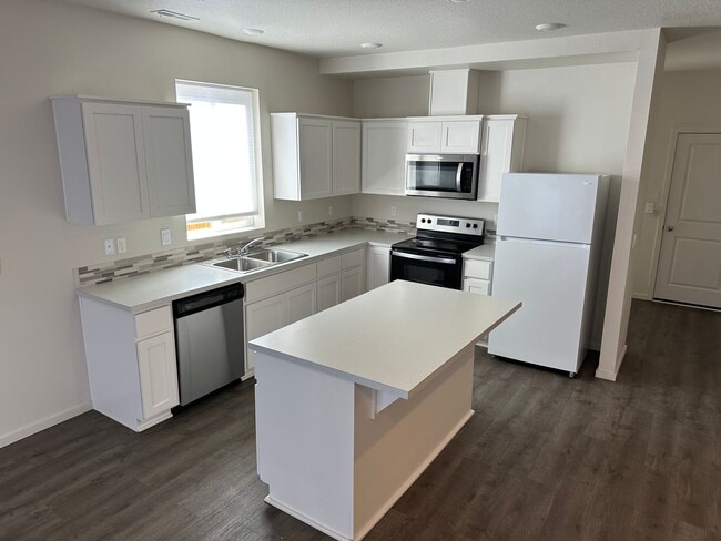 Building Photo - 4 bedroom 2.5 bathrooms in the beautiful M...