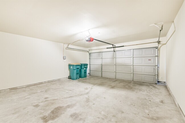 Building Photo - 42 Prairie Oak Dr